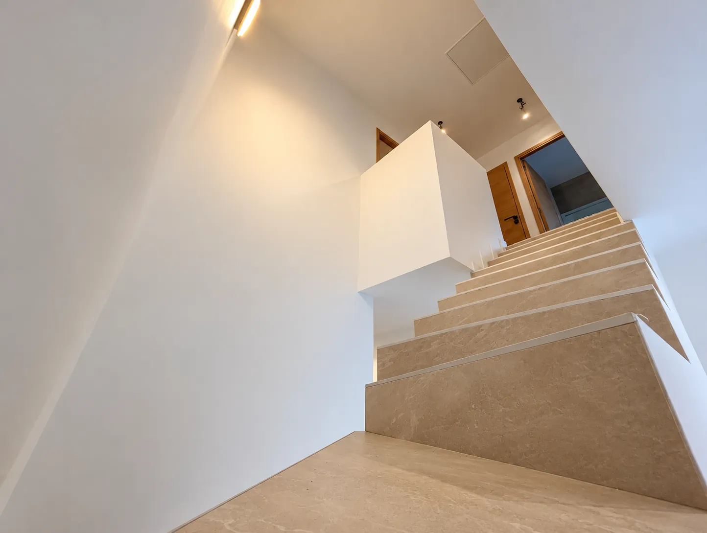 Escalier minimaliste aux tons chaleureux