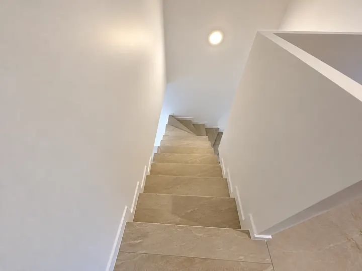 Escalier en pierre beige, vue plongeante