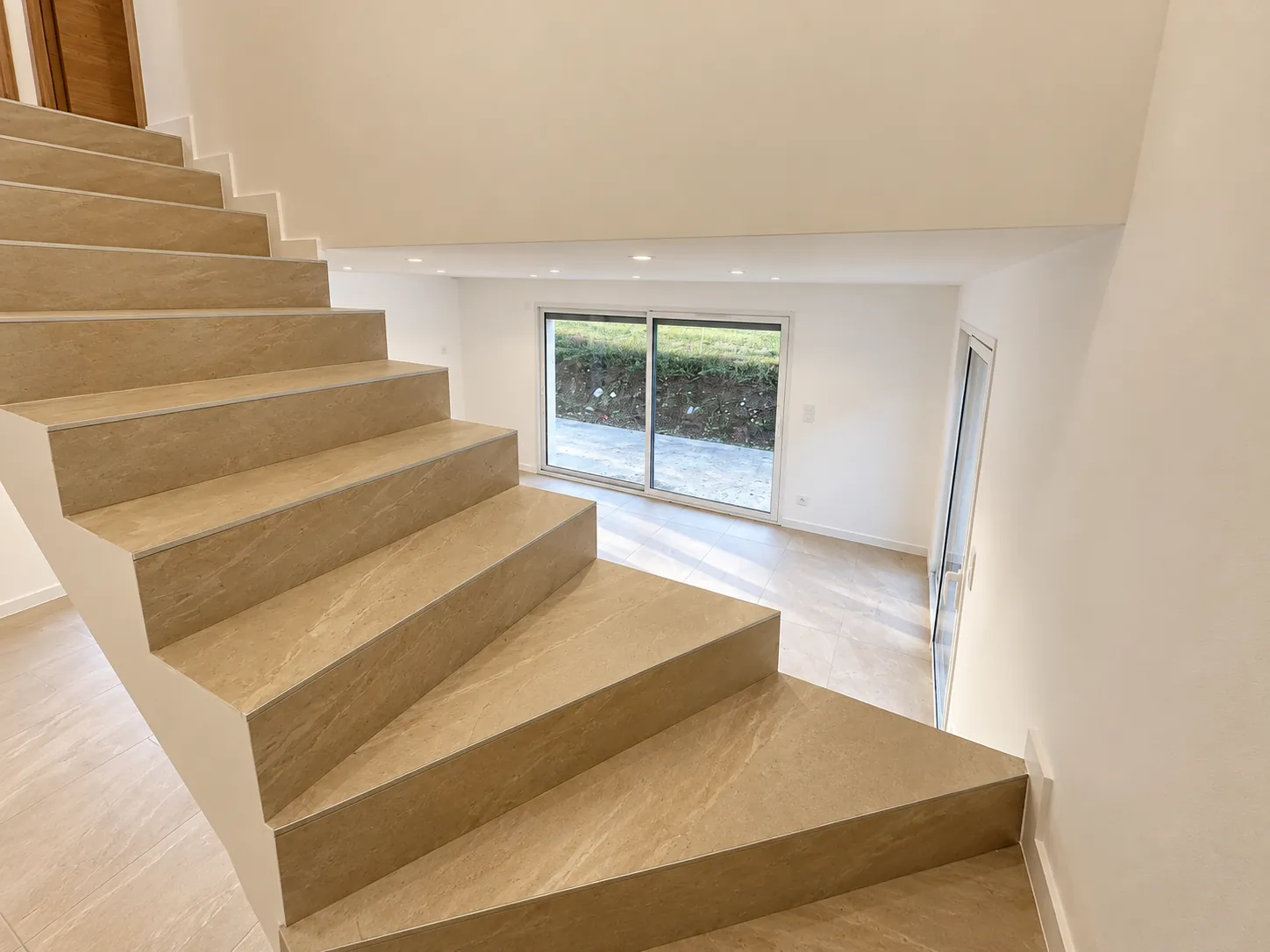 Escalier sur le séjour lumineux