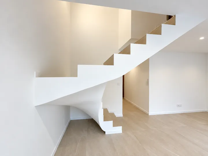 Escalier sculptural dans l’entrée