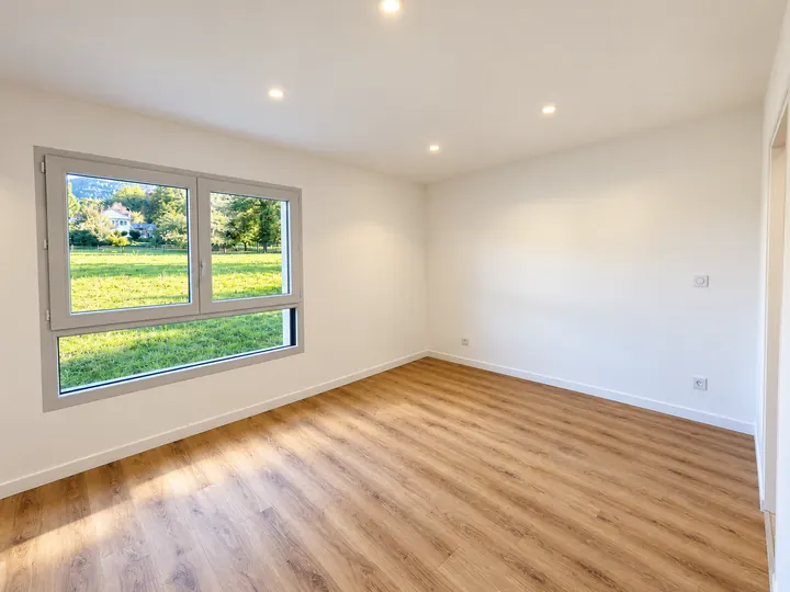Pièce lumineuse, sol parquet chêne