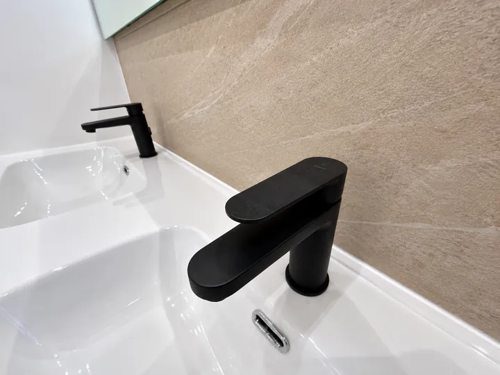 Double vasque et robinets noirs