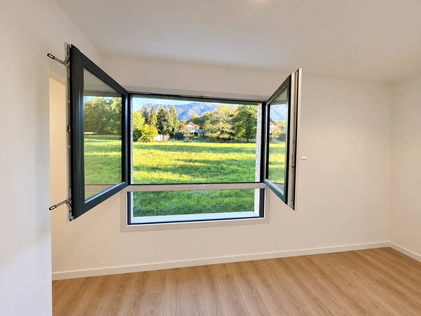 Chambre avec fenêtre ouverte sur la nature