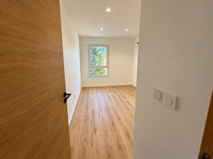 Chambre lumineuse avec fenêtre sur le jardin