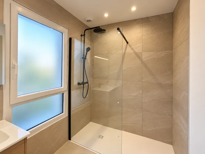 Salle de bain avec douche vitrée