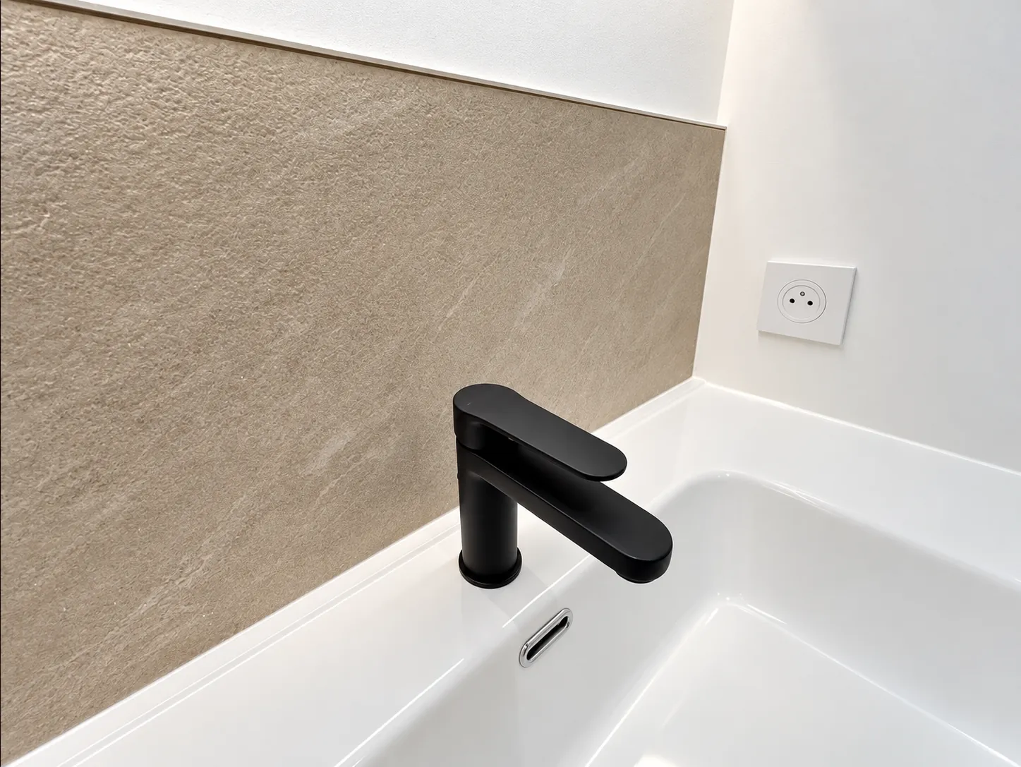 Salle de bain moderne aux tons neutres