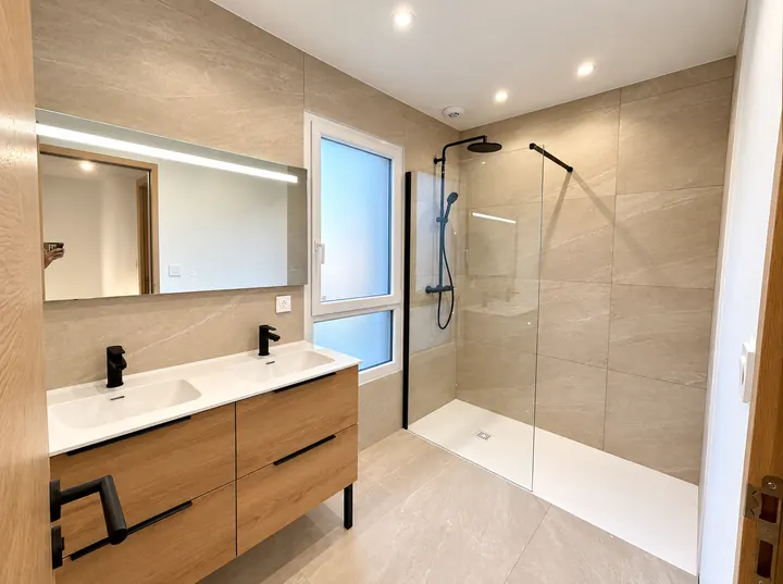 Salle de bain beige et bois