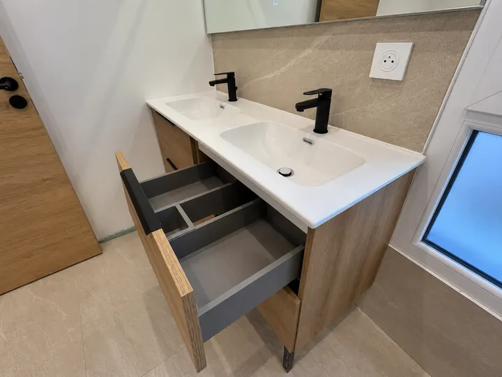 Meuble vasque avec tiroir ouvert