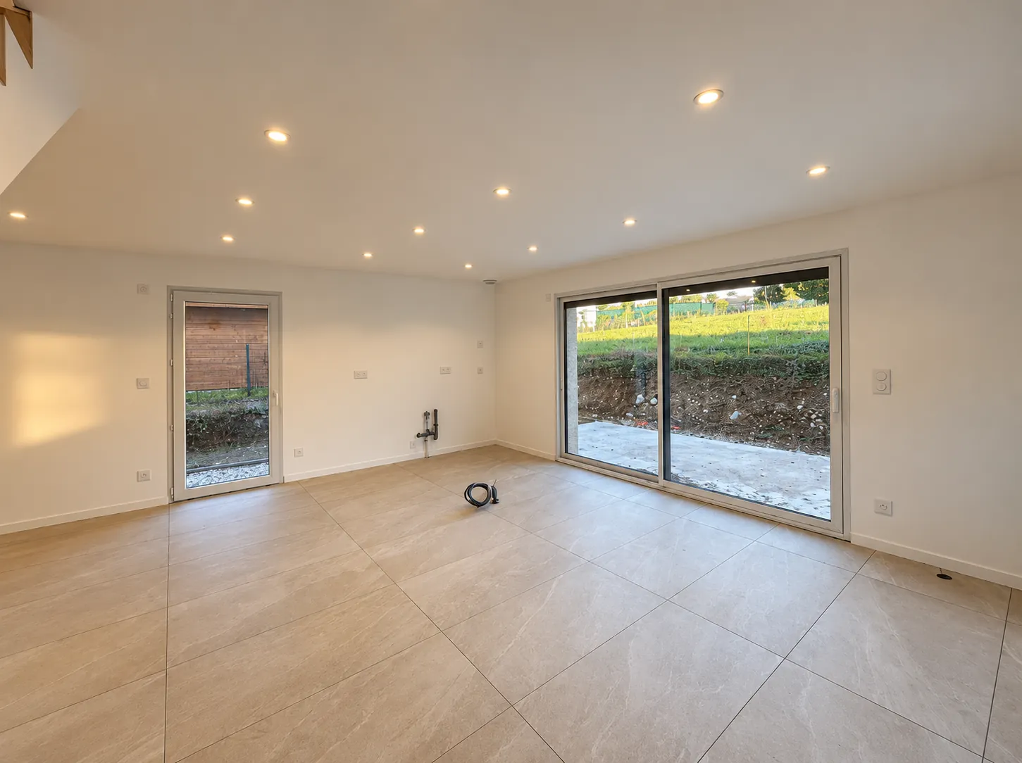 Séjour de la maison A, lumière naturelle sur le carrelage