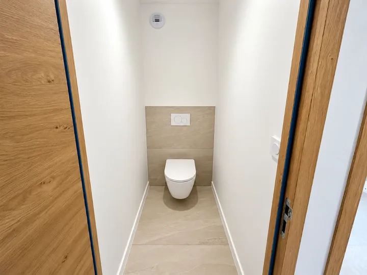 WC suspendu, bois et pierre