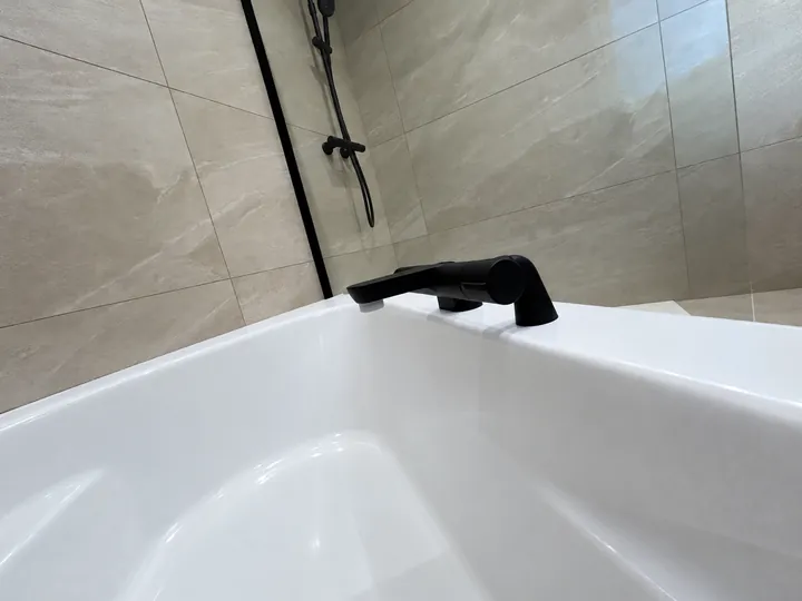 Baignoire à finitions noires