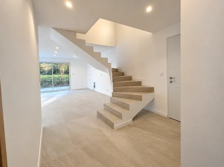 Entrée et escalier sculptural suspendu