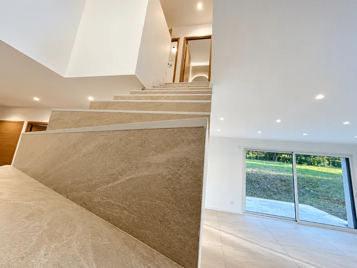 Escalier en pierre dans l’intérieur
