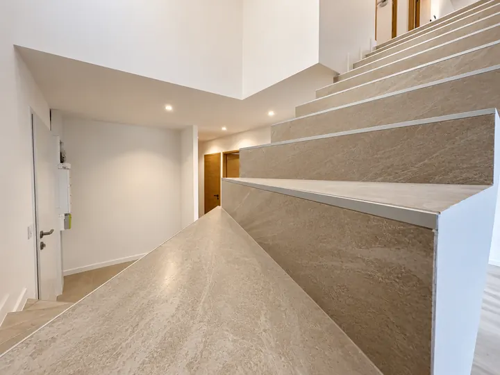 Escalier en pierre beige, vue de côté