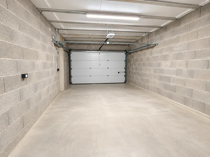 Garage fermé, sol béton