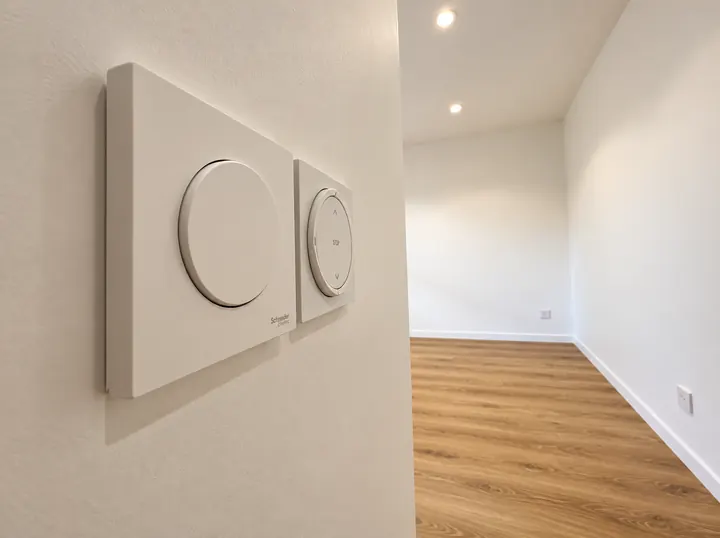 Interrupteurs modernes sur mur blanc