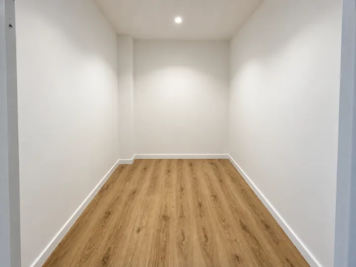 Pièce blanche au sol parquet chêne