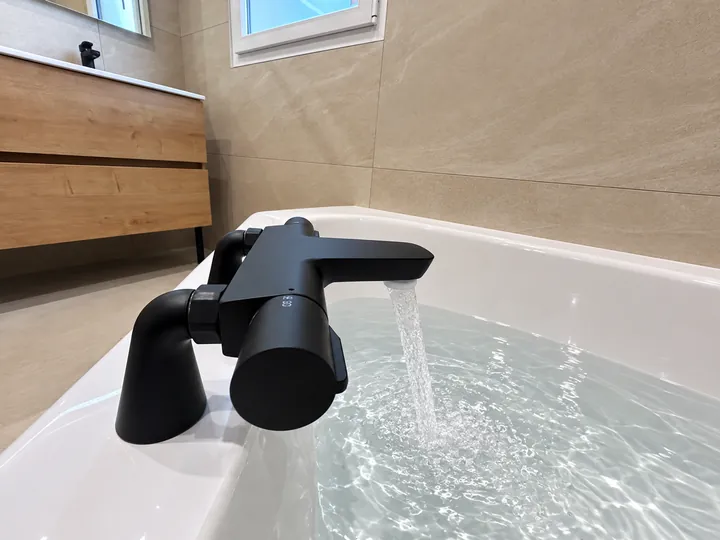 Robinet noir sur baignoire