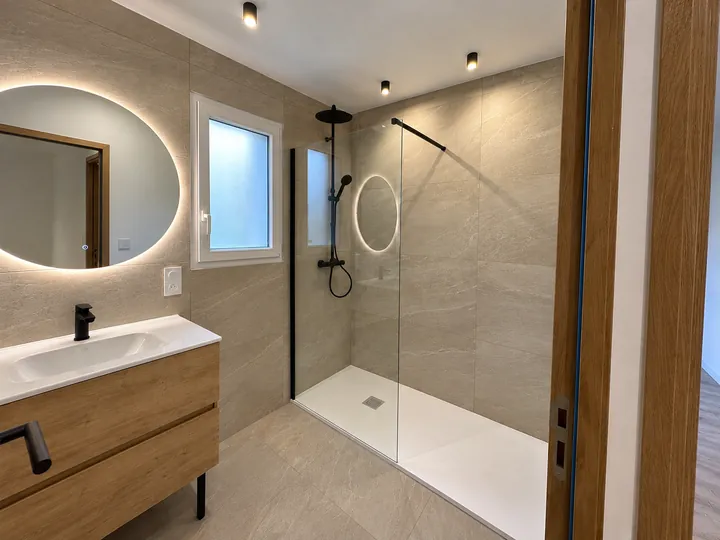 Salle de bain aux tons naturels