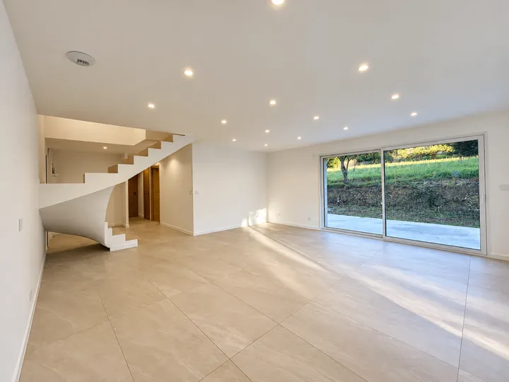 Séjour de la maison B baigné de lumière