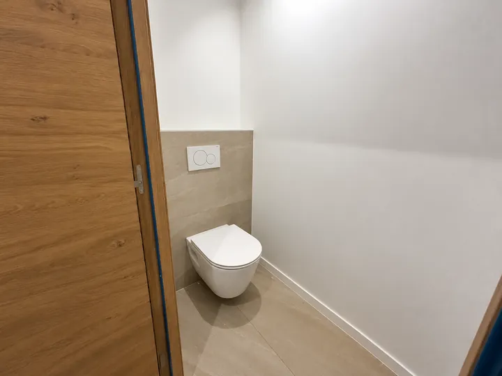 WC suspendu, bois et pierre