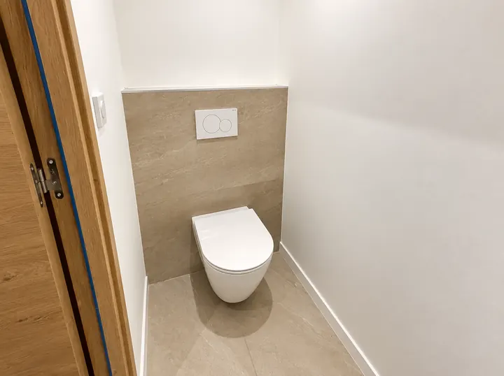 WC suspendu aux tons neutres