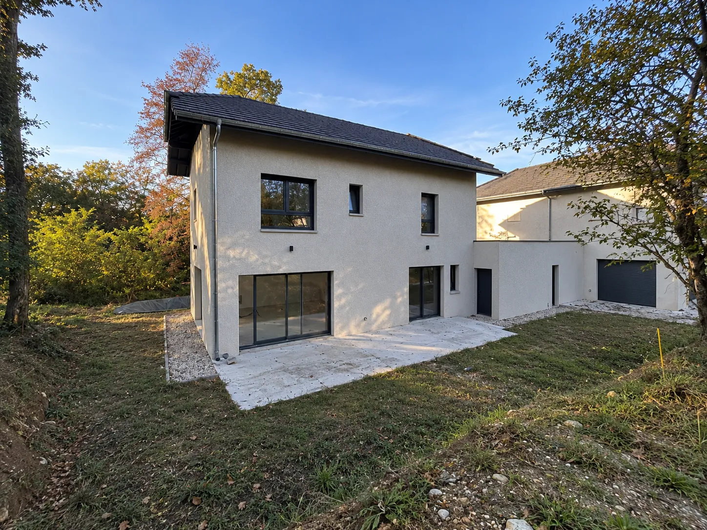 Maison côté jardin au bord des bois