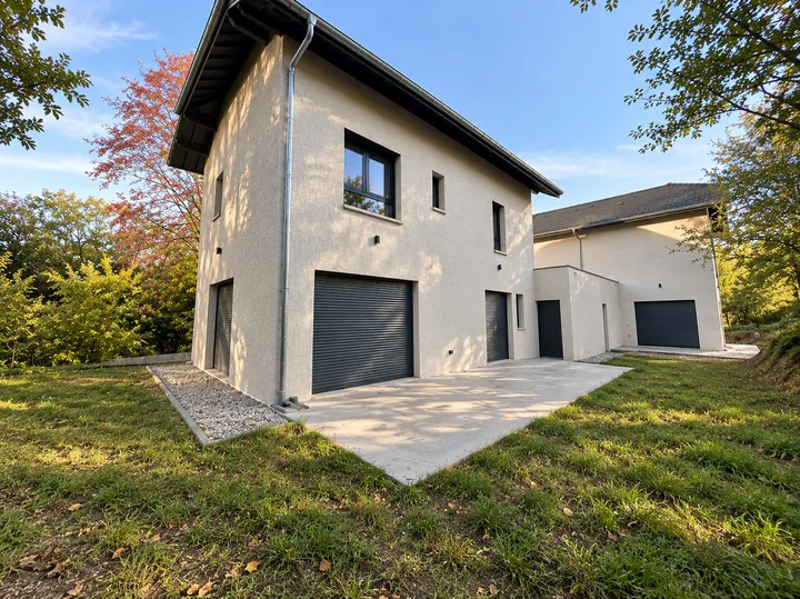 Maison au cœur d’un jardin arboré